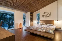 Спальня с деревянным потолком фото