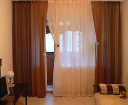 Design of curtains for living rooms in an apartment with a balcony