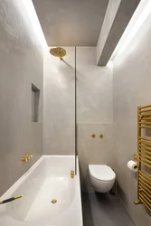 Узкая длинная ванна с туалетом дизайн