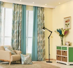 Combination of wallpaper and curtains in the living room interior