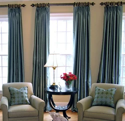 Combination of wallpaper and curtains in the living room interior