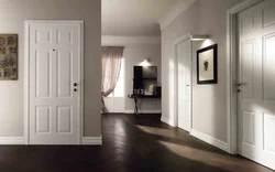 Combination of interior doors and flooring in the interior of the apartment