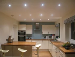 Натяжной потолок на кухню 9 кв м фото расположение светильников
