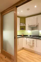 Кухня две двери и окно интерьер