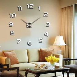 Настенные большие часы в интерьере гостиной