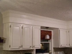 Потолочный плинтус на кухне фото