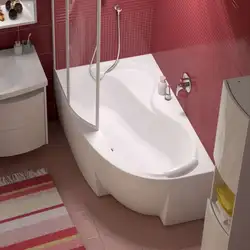 Асимметричная ванна в интерьере ванной