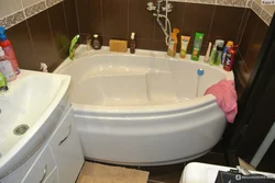 Ванна бөлмесінің интерьеріндегі асимметриялық ванна