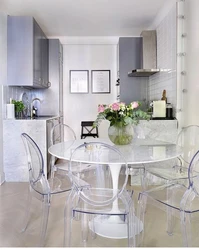 Белые стулья и стол в интерьере кухни