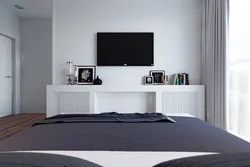Спальня кровать телевизор дизайн фото