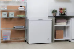 Морозильный ларь в интерьере кухни