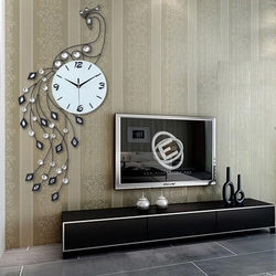 Qonaq otağının interyerində müasir divar saatı