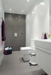 Ванна з туалетам дызайн у белым колеры