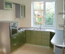 Кухня дизайн угловая с окном в квартире