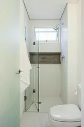 Tualet və duş ilə dar bir banyonun dizaynı