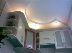 Столі на кухні з гіпса-кардона.