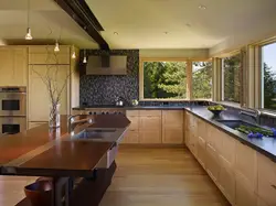 Интерьер кухни с большом окном в доме