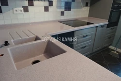 Countertop аз санги сунъӣ барои акси ошхона бо раковина