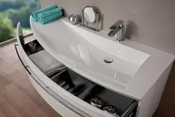 Kabinet fotoşəkili ilə vanna otağında lavabo