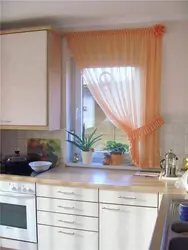 Афармленне акна ў маленькай кухні фота