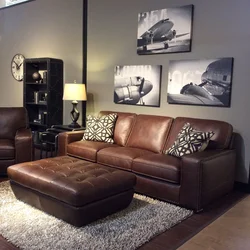 Интерьер с коричневым диваном в гостиной современном стиле