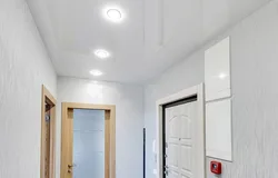 Koridorda işıqlandırma ilə asma tavanların dizaynı