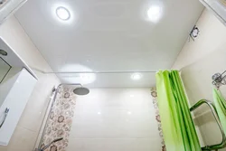 Фото натяжного потолка ванна