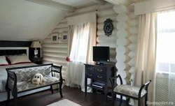 Интерьер спальни деревянного дома из бревна