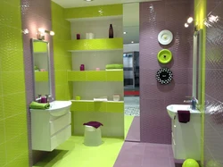 Интерьер ванной с цветной плиткой