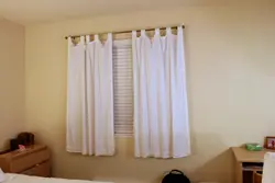 Короткие шторы на окна в спальню фото