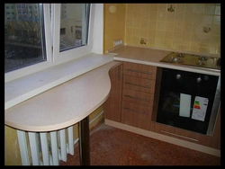 Countertop ба ҷои тиреза дар акси ошхона