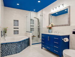 Дизайн ванной сине белый