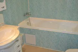 Banyoda Öz Ilə Plastik Panellərdən Hazırlanmış Daxili Divarlar