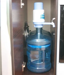 Бутыль с водой на кухне фото