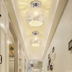 Koridorda tavan çilçıraqları müasir dizayn fotoşəkili