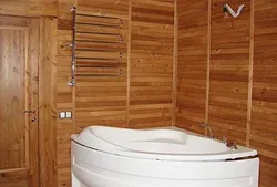 Ағаш үйде пластикалық панельдер дизайнымен жасалған ванна бөлмесі