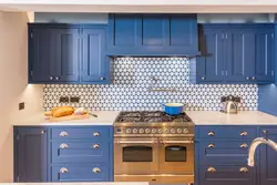 Белая кухня с синим фартуком фото