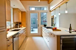 Дизайн кухни проходной с окном и двумя дверями