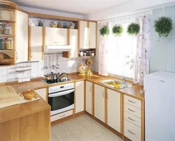 Дызайн маленькай кухні з двума вокнамі