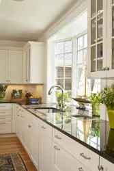 Современный дизайн кухни в доме с окном