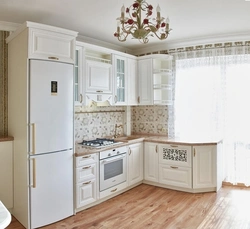 Кухня угловая дизайн с холодильником в светлых тонах