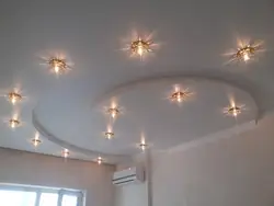 Дизайн света в спальне на потолке