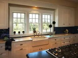 Дизайн кухни в современном стиле с окном посередине фото
