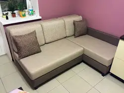 Қонақ бөлмесіндегі кішкентай бұрыштық диван фотосы