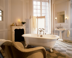 Clawfoot bathtub in room interior