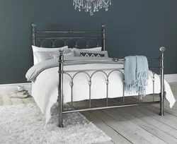Интерьер с металлической кроватью фото спальня