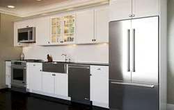 Дизайн кухни в одну линию с холодильником
