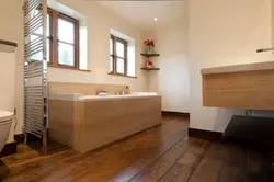 Ванная комната с полом под дерево фото