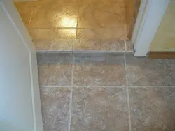Порог из ванной в коридор фото
