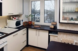 Фото небольшой кухни у окна